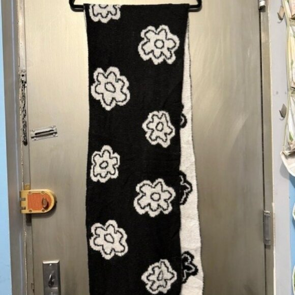 Retro Oversized Flower Black & White Scarf – Reversable - Picture 14 of 16